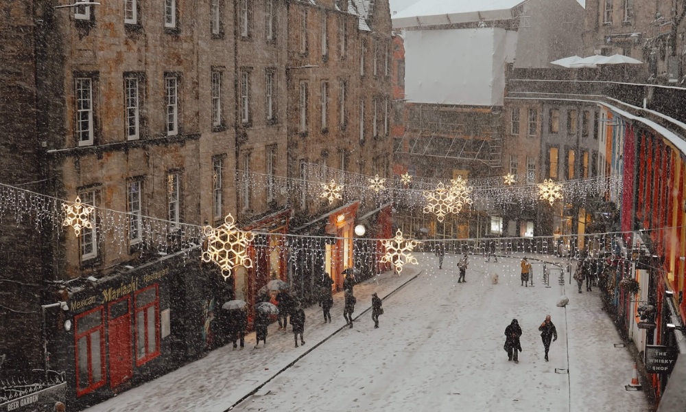 Edinburgh tháng 1 mang vẻ đẹp trầm lắng với sương mù và đá cổ phủ tuyết nhẹ