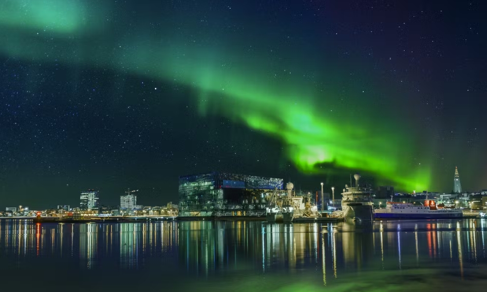 Thành phố Reykjavík phủ tuyết nhẹ và rực rỡ ánh cực quang trong những đêm tháng 1