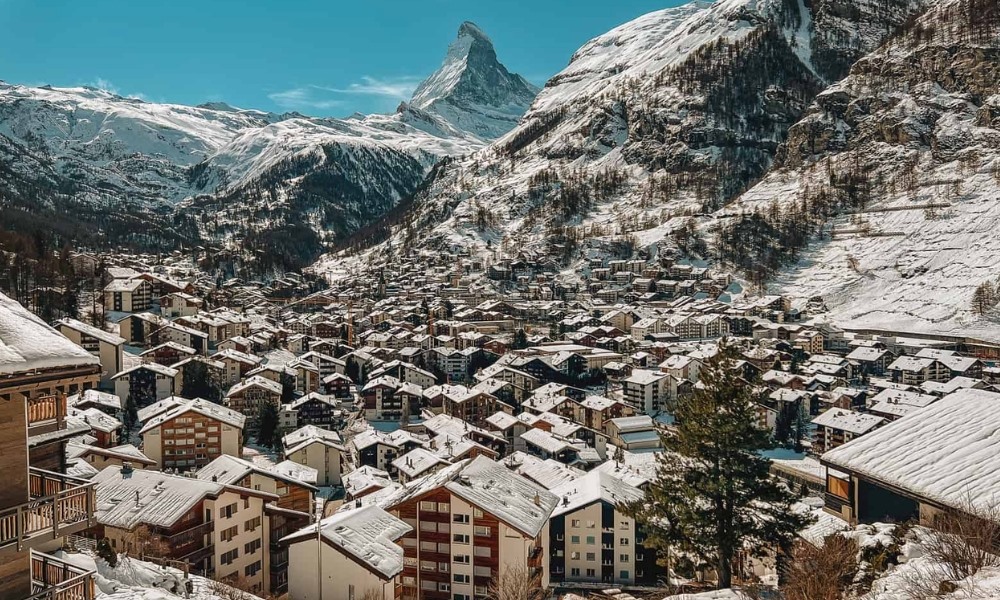 Zermatt phủ trắng tuyết với những con phố đá cổ và đỉnh Matterhorn hùng vĩ