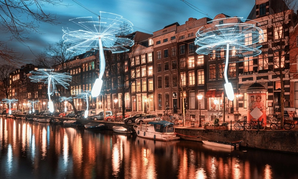 Ánh sáng rực rỡ soi sáng kênh đào cổ kính giữa mùa đông Amsterdam