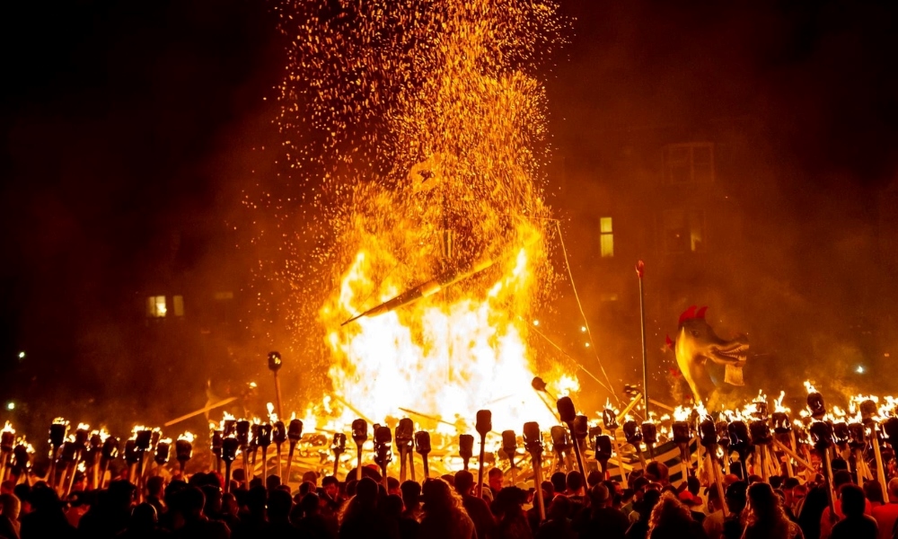 Rực lửa lễ hội Viking giữa mùa đông Shetland