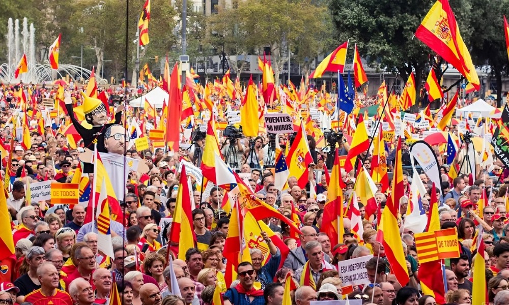 Các tuyến phố Madrid rực rỡ cờ đỏ – vàng trong Ngày lễ Quốc khánh Tây Ban Nha