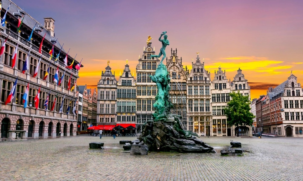 Khám phá lịch sử và kiến trúc độc đáo tại Grote Markt vào tháng 10