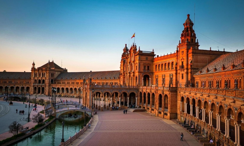 Quảng trường Plaza de España nhuốm sắc thu dịu dàng