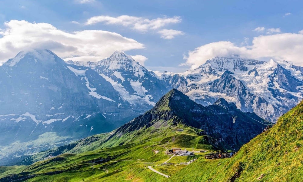 Jungfraujoch tháng 10 với tuyết đầu mùa và tầm nhìn bao quát dãy Alps tuyệt đẹp