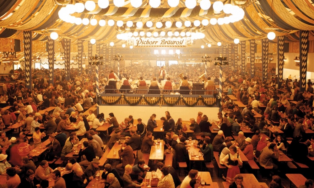 Du khách tại Oktoberfest có thể thưởng thức bia tươi và tham gia nhiều trò chơi truyền thống