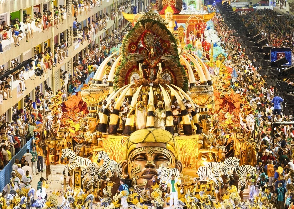 Xe diễu hành rực sắc màu lăn bánh qua phố cổ Cologne