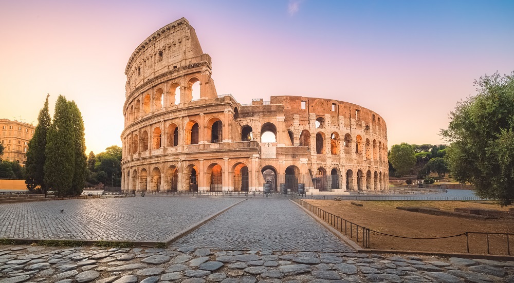 Ánh sáng mùa thu dịu nhẹ làm nổi bật từng vết tích thời gian trên những bức tường đá của Đấu trường La Mã