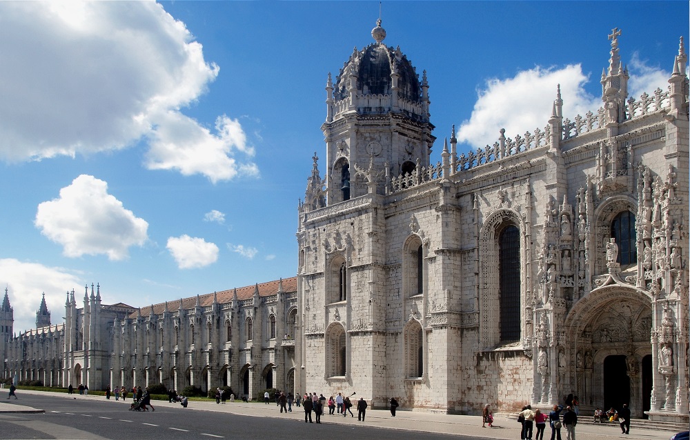 Tu viện Jerónimos hiện lên uy nghi dưới bầu trời u ám cuối thu, nổi bật với những mái vòm và họa tiết điêu khắc tinh xảo