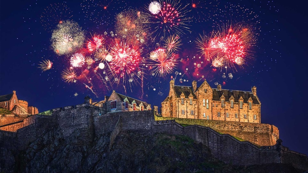 Pháo hoa rực rỡ thắp sáng bầu trời đêm Edinburgh trong khoảnh khắc giao thừa Hogmanay