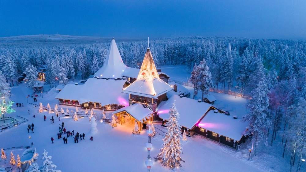 Tháng 12 tại Lapland tuyết trải dài khắp rừng thông, mặt hồ đóng băng và mái nhà gỗ cổ kính