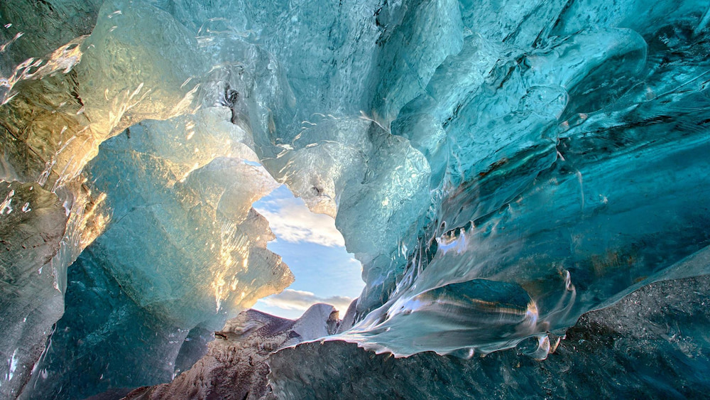 Vẻ đẹp kỳ bí, huyền ảo của những hang động băng tại Iceland
