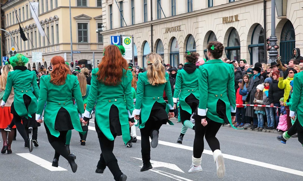 Các cuộc diễu hành rộn ràng sắc xanh tạo nên không khí náo nhiệt cho ngày lễ hội