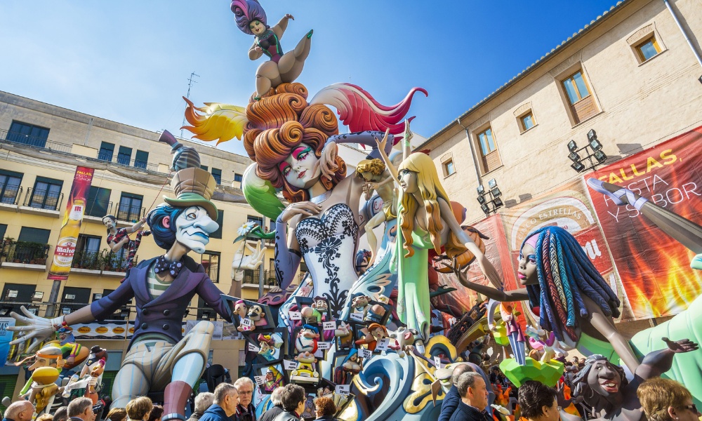 Người dân Valencia dựng các hình nộm khổng lồ khắp phố để chuẩn bị cho Las Fallas