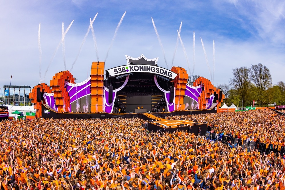 Biển người trong sắc cam rực rỡ mừng Ngày của Vua