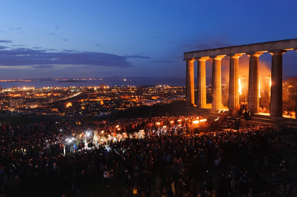 Lễ hội lửa Beltane rực sáng trên đồi Calton