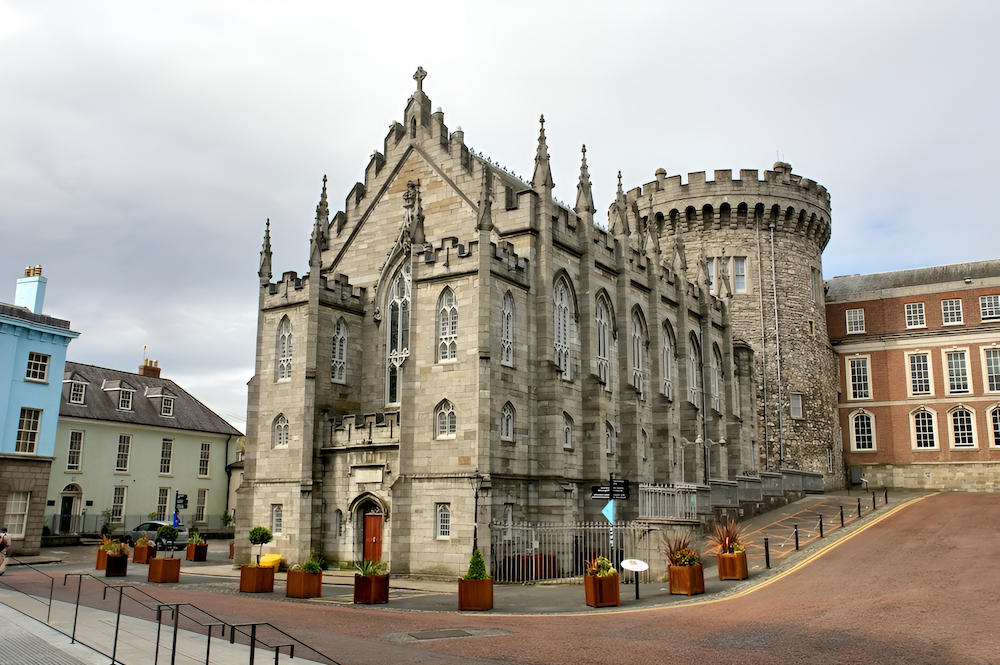 Du khách có thể ghé thăm lâu đài Dublin trong chuyến du lịch tháng 5