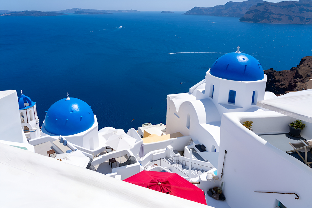Santorini nổi bật với các ngôi nhà trắng vòm xanh độc đáo