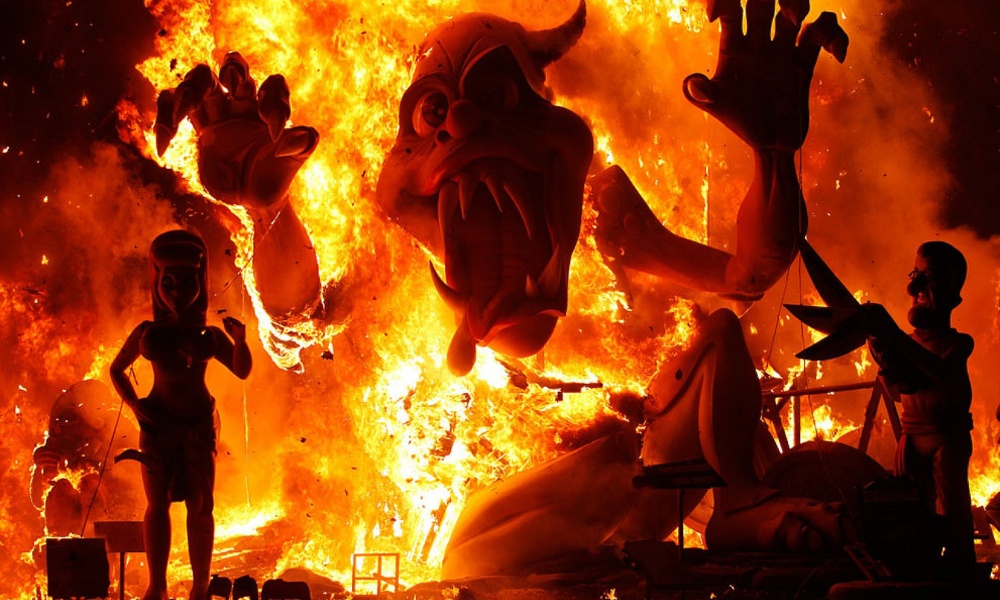 Những hình nộm hogueras rực cháy trong đêm La Cremà 