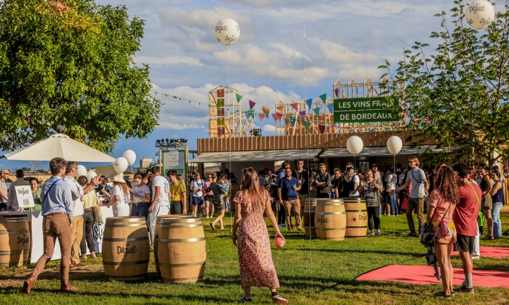 Dòng người tấp nập thưởng thức rượu vang trong lễ hội Bordeaux