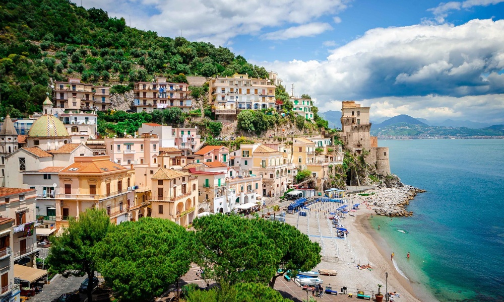 Vẻ đẹp rực rỡ của bãi biển Amalfi Coast, nơi ánh nắng mùa hè tỏa sáng trên cát trắng mịn