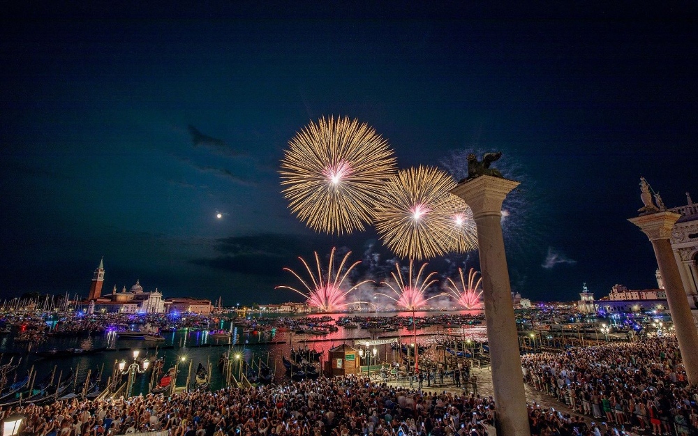 Pháo hoa rực rỡ trên kênh Venice trong đêm hội Festa del Redentore