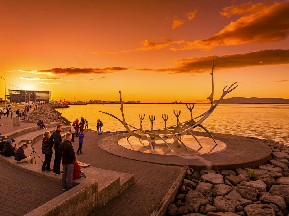 Khung cảnh mùa hè rực nắng chiều bên tượng Sun Voyager, Reykjavik