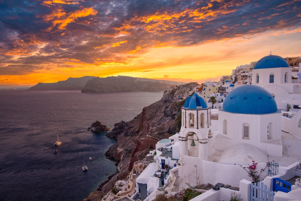 Hoàng hôn tuyệt đẹp ở Oia, Santorini vào tháng 7