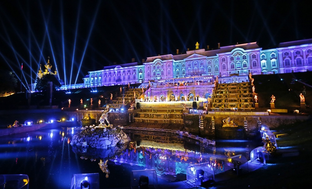 Cung điện Peterhof rực rỡ trong đêm hội ánh sáng của Autumn Fountain Festival