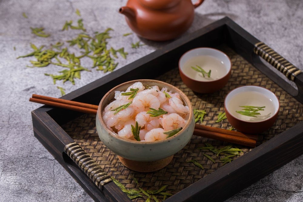 Tôm nõn Long Tỉnh giòn ngọt, phảng phất hương trà Long Tỉnh thanh tao