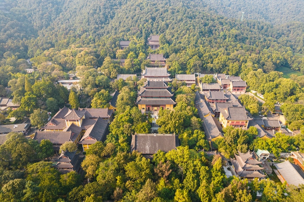 Chùa Linh Ẩn uy nghi giữa núi Phi Lai, nơi lưu giữ hàng trăm tượng Phật và phù điêu đá cổ