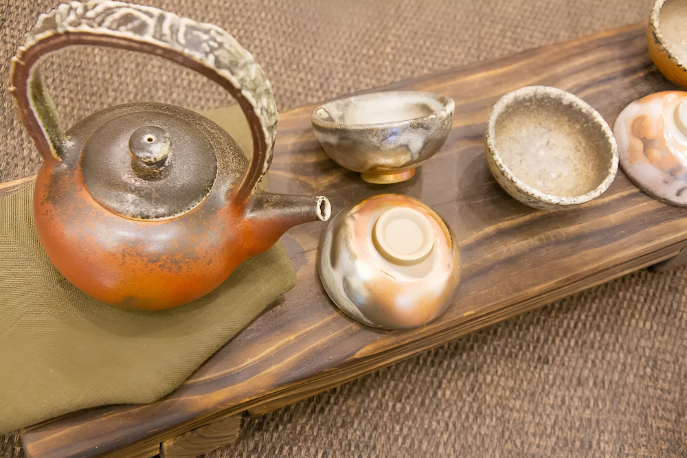 Du khách có thể mua đồ gốm sứ tại Chương Hóa để làm quà tặng