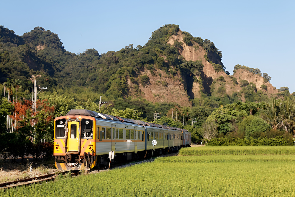 Du khách có thể di chuyển bằng tàu hỏa đến Chương Hóa