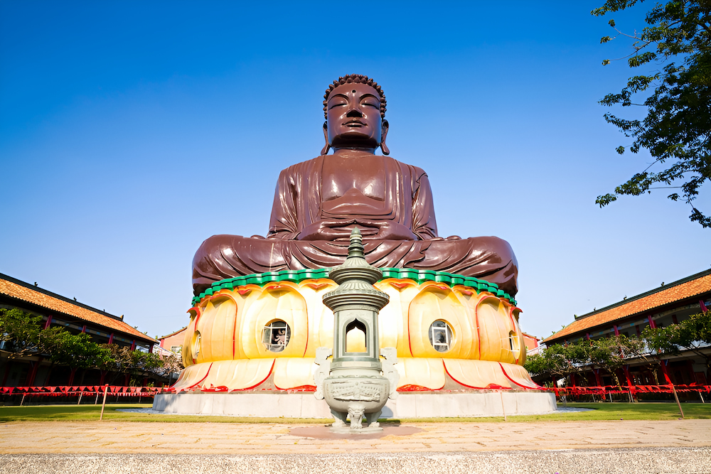 Tượng Phật trên núi Bát Quái cao hơn 20 mét uy nghiêm, tráng lệ