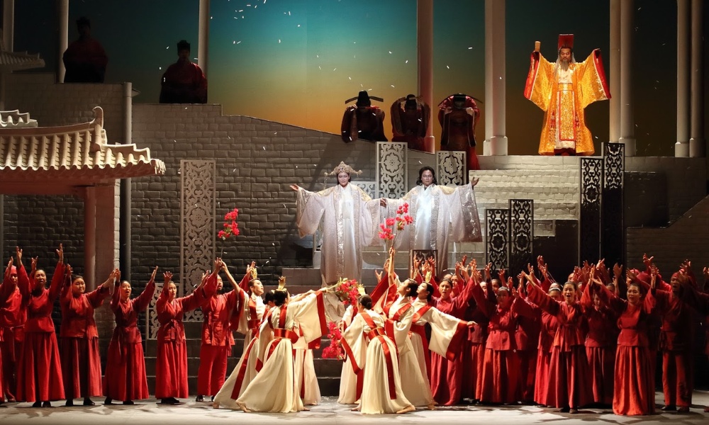 Khán phòng rực rỡ ánh sáng chờ đón những màn trình diễn đỉnh cao