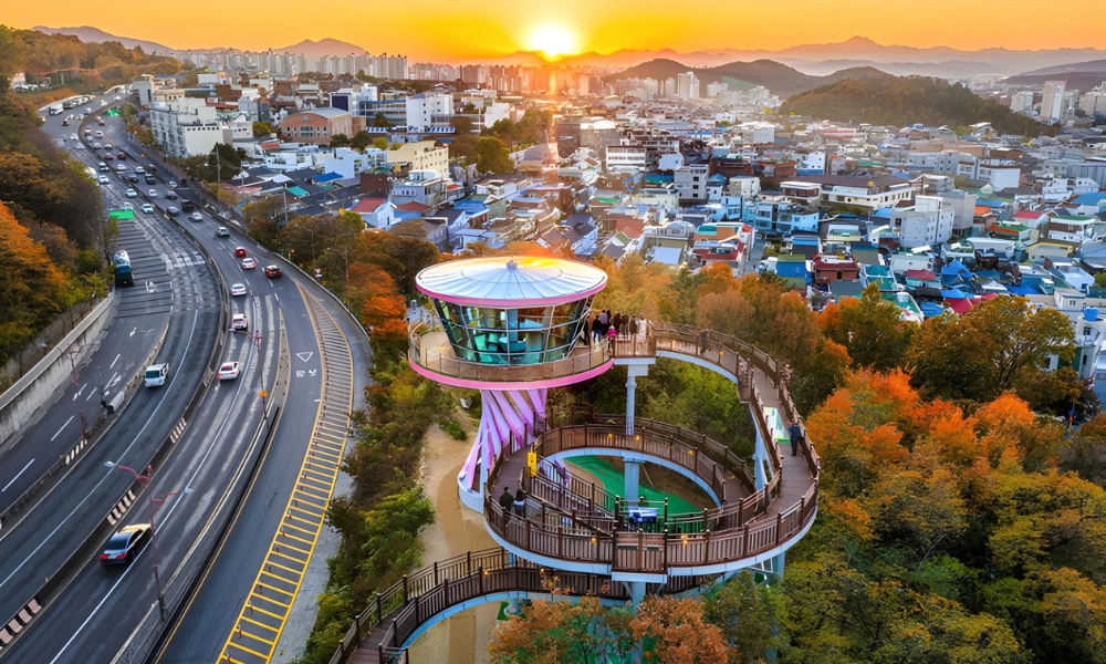 Cảnh sắc mùa thu vàng rực tại công viên Apsan