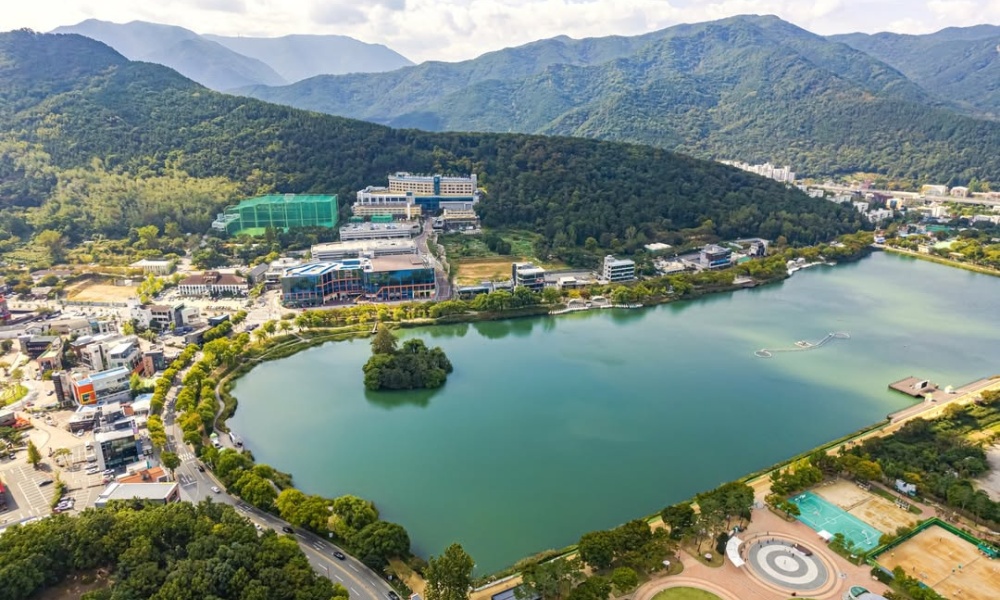 Khung cảnh thư giãn bên hồ Suseongmot vào buổi chiều