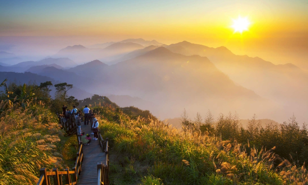 Cảnh sắc vùng núi Alishan vào mùa thu tuyệt đẹp thu hút đông đảo du khách