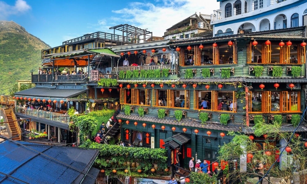 Phố cổ Jiufen rực rỡ đèn lồng và du khách đông vui ngày hè