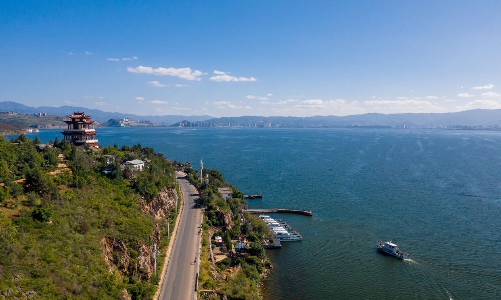 Hồ Nhĩ Hải trong xanh ôm trọn thành cổ Đại Lý và dãy Thương Sơn hùng vĩ