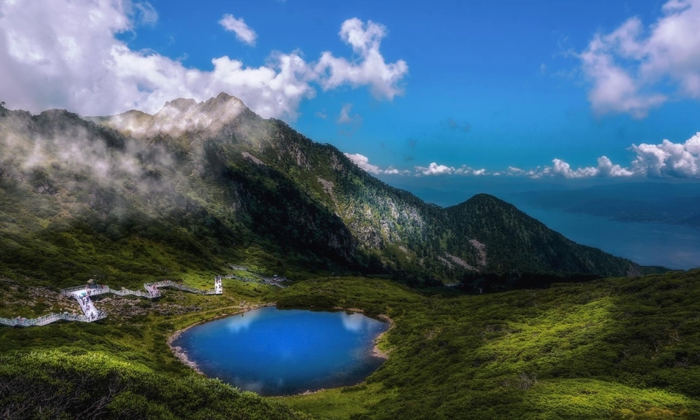 Cang Sơn - Nóc nhà phủ tuyết với suối trong xanh và rừng nguyên sinh