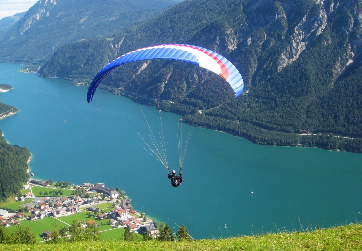 Dù lượn là môn thể thao mạo hiểm được nhiều du khách ưa thích 