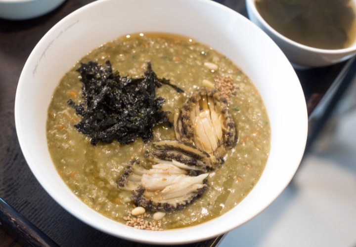 Cháo bào ngư là món ăn bổ dưỡng với bào ngư tươi được đánh bắt trực tiếp tại biển 