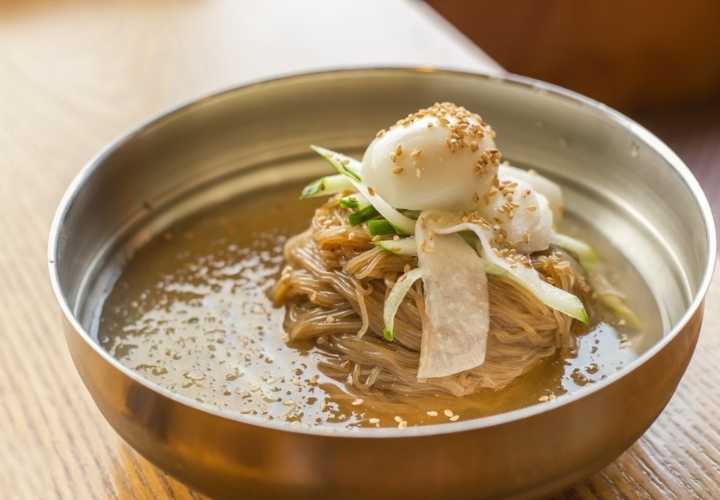 Mì kiều mạch nổi bật với sợi mì mềm dai, nước dùng đậm vị