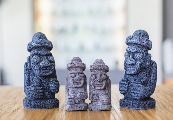 Bạn có thể mua các bức tượng đá Dol Hareubang (hay tượng cụ ông) về làm quà 