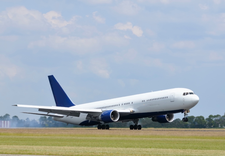 Du khách có thể di chuyển tới Jeju bằng máy bay 