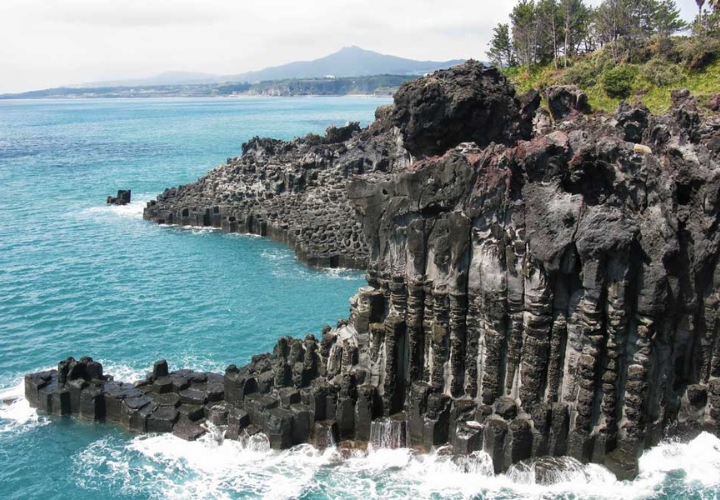 Jusangjeolli Cliff được hình thành từ những tảng đá bị vỡ dưới áp lực của dung nham núi lửa