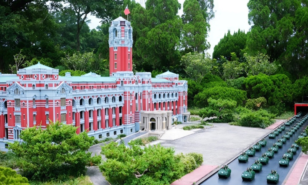 Mô hình thu nhỏ tại khu “Mini World” tái hiện các công trình nổi tiếng thế giới