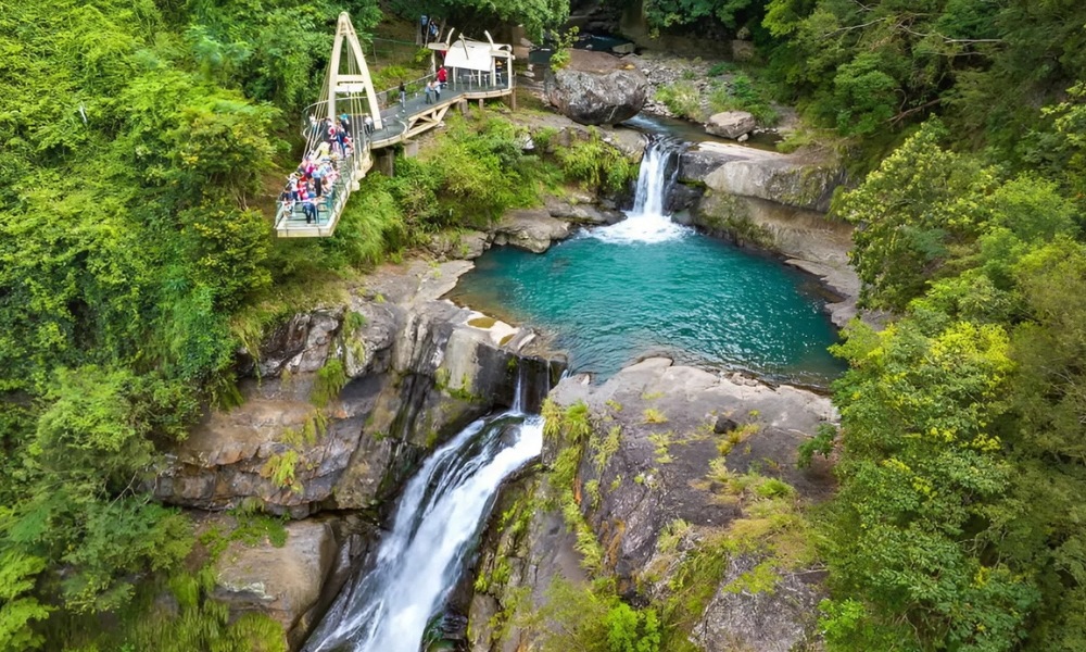 Trải nghiệm bước đi giữa không trung với tầm nhìn toàn cảnh núi rừng tại Xiao Wulai