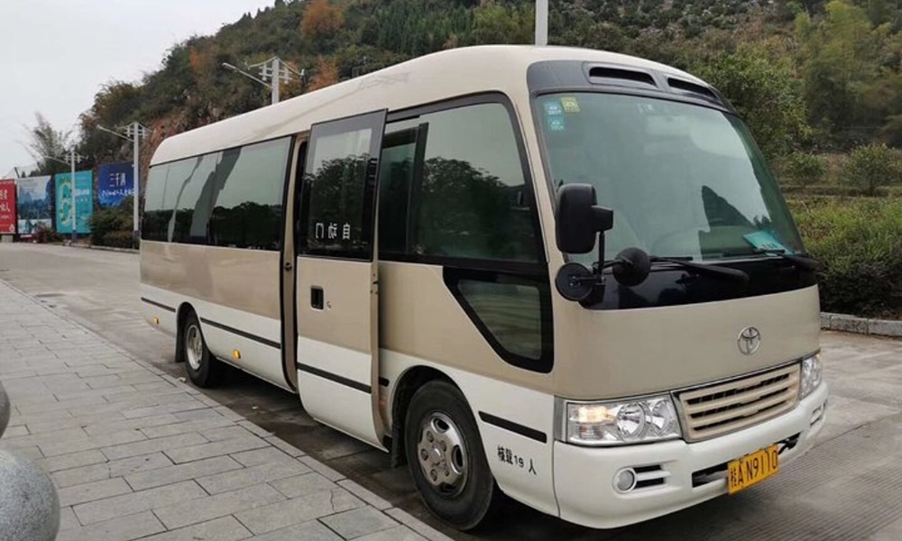 Thành phố có triển khai các chuyến xe buýt công cộng để du khách dễ dàng khám phá Đôn Hoàng